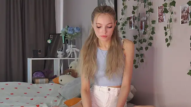 norakisses online show from 04.17.26