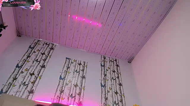 Snapshot of Strella_ferrera chatting on 09.30.25 Strella ferrera online show from 09.30.25