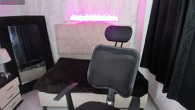 Snapshot of Strella_ferrera chatting on 10.05.25 Strella ferrera online show from 10.05.25