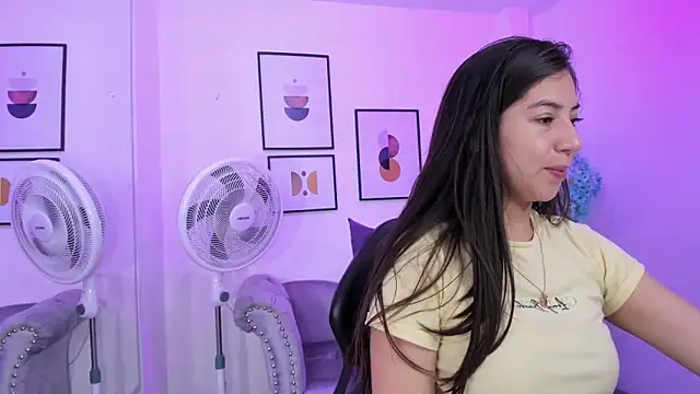 Ema louis  online show from 12.12.24