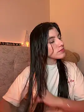 Snapshot of ARITOO_ chatting on 10.25.25 ARITOO online show from 10.25.25