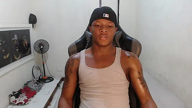 Snapshot of Alid_17 chatting on 12.19.24 Alid 17 online show from 12.19.24