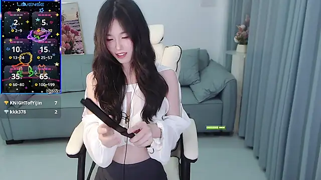 Snapshot of YiJin-a chatting on 12.30.24 YiJin-a online show from 12.30.24