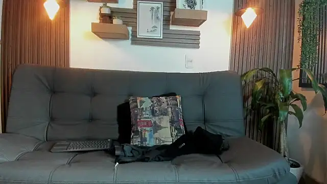 Layla 707 online show from 10.20.25