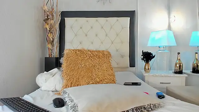 Snapshot of GaleHodge chatting on 10.11.25 GaleHodge online show from 10.11.25