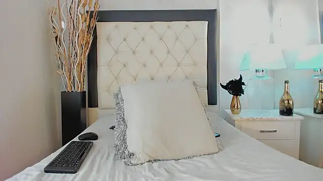 Snapshot of GaleHodge chatting on 10.23.25 GaleHodge online show from 10.23.25