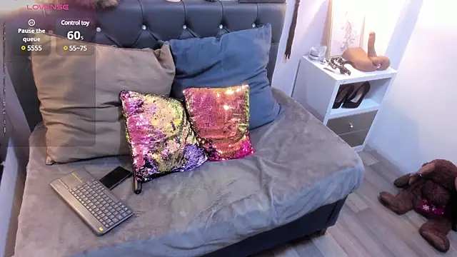 Slut Milf  online show from 02.22.25