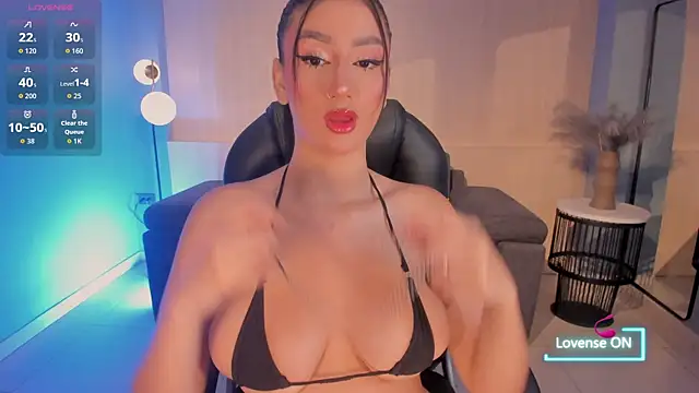 Snapshot of MaddisonLowe chatting on 10.24.25 MaddisonLowe online show from 10.24.25