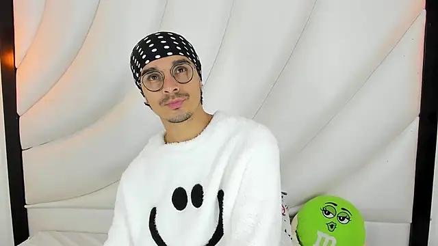 Hugo Coopers online show from 03.05.25