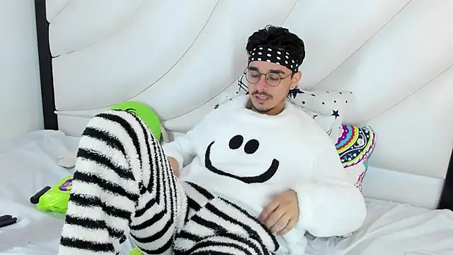 Hugo Coopers online show from 03.17.25