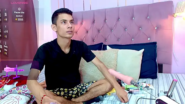 Snapshot of Oliver_king_sex chatting on 12.23.24 Oliver king sex online show from 12.23.24