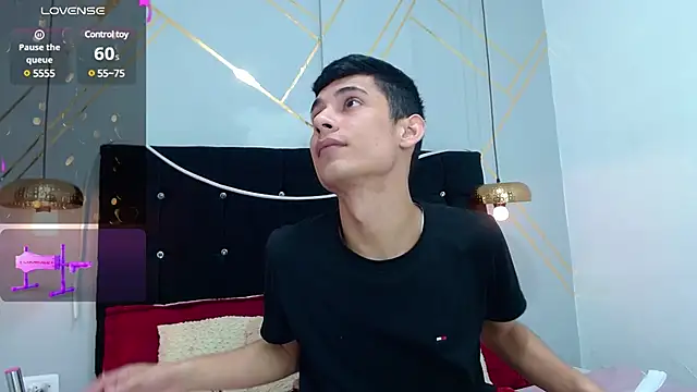 Snapshot of Oliver_king_sex chatting on 01.03.25 Oliver king sex online show from 01.03.25