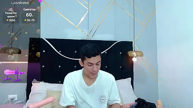 Snapshot of Oliver_king_sex chatting on 01.07.25 Oliver king sex online show from 01.07.25