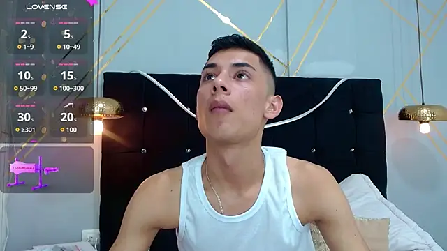 Snapshot of Oliver_king_sex chatting on 01.09.25 Oliver king sex online show from 01.09.25