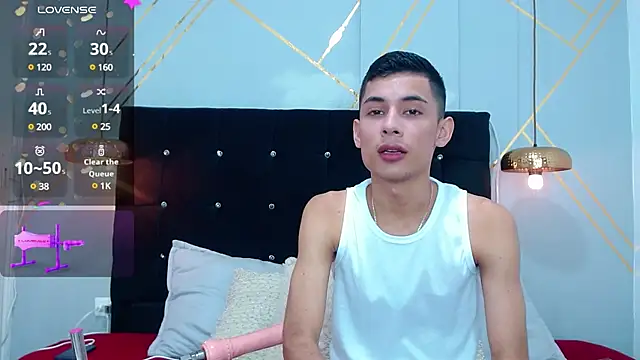 Snapshot of Oliver_king_sex chatting on 01.14.25 Oliver king sex online show from 01.14.25
