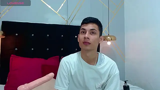Snapshot of Oliver_king_sex chatting on 01.25.25 Oliver king sex online show from 01.25.25