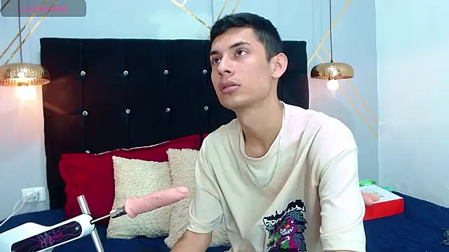 Snapshot of Oliver_king_sex chatting on 01.29.25 Oliver king sex online show from 01.29.25