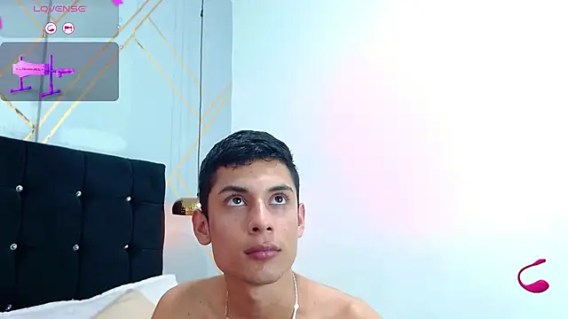 Snapshot of Oliver_king_sex chatting on 02.04.25 Oliver king sex online show from 02.04.25
