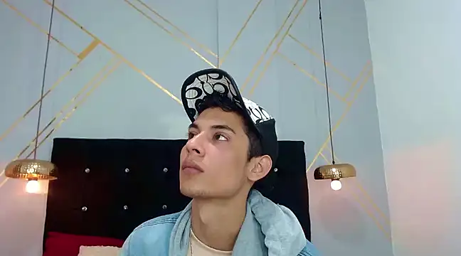 Snapshot of Oliver_king_sex chatting on 02.10.25 Oliver king sex online show from 02.10.25