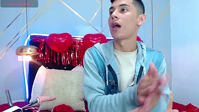 Snapshot of Oliver_king_sex chatting on 02.15.25 Oliver king sex online show from 02.15.25