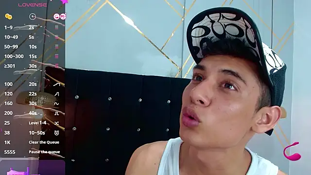 Snapshot of Oliver_king_sex chatting on 02.28.25 Oliver king sex online show from 02.28.25
