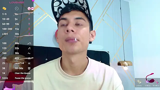 Snapshot of Oliver_king_sex chatting on 03.04.25 Oliver king sex online show from 03.04.25