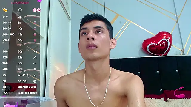 Snapshot of Oliver_king_sex chatting on 03.06.25 Oliver king sex online show from 03.06.25