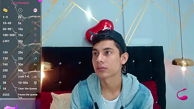 Snapshot of Oliver_king_sex chatting on 03.10.25 Oliver king sex online show from 03.10.25