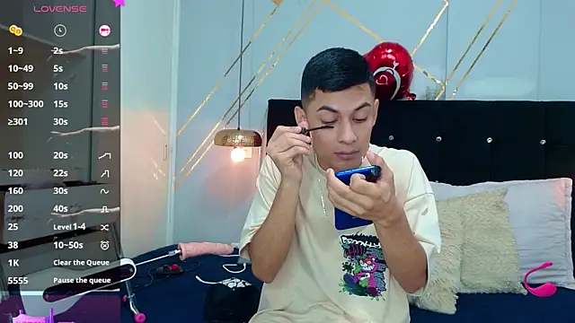 Snapshot of Oliver_king_sex chatting on 03.17.25 Oliver king sex online show from 03.17.25