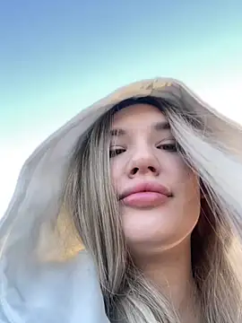 Snapshot of Holly_Molii chatting on 12.19.24 Holly Molii online show from 12.19.24