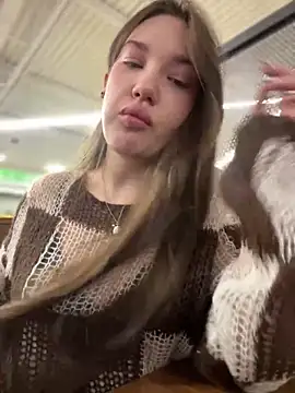 Snapshot of Holly_Molii chatting on 12.20.24 Holly Molii online show from 12.20.24