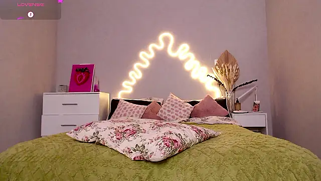 Snapshot of Red__Candy chatting on 12.01.24 Red Candy online show from 12.01.24