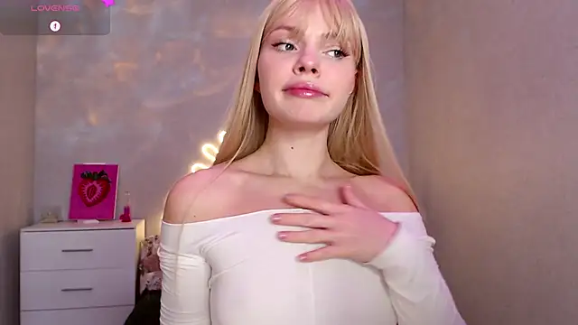 Snapshot of Red__Candy chatting on 12.18.24 Red Candy online show from 12.18.24