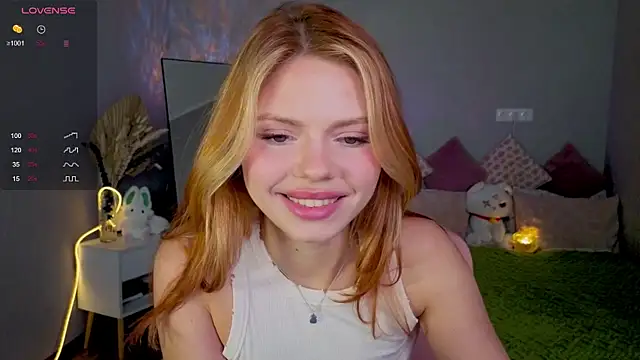 Snapshot of Red__Candy chatting on 09.14.25 Red Candy online show from 09.14.25