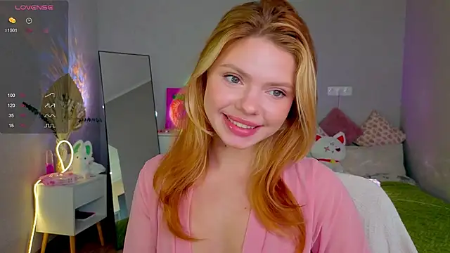 Snapshot of Red__Candy chatting on 10.07.25 Red Candy online show from 10.07.25