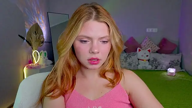 Snapshot of Red__Candy chatting on 10.09.25 Red Candy online show from 10.09.25