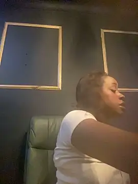 Snapshot of BrianaBrownn chatting on 10.28.25 BrianaBrownn online show from 10.28.25