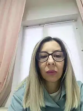 Snapshot of SukyGirl chatting on 12.17.24 SukyGirl online show from 12.17.24