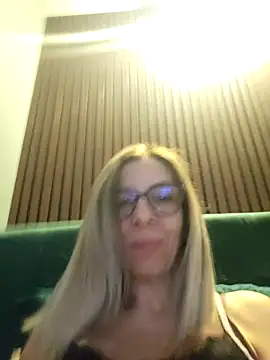 Snapshot of SukyGirl chatting on 12.18.24 SukyGirl online show from 12.18.24