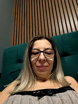 Snapshot of SukyGirl chatting on 12.22.24 SukyGirl online show from 12.22.24