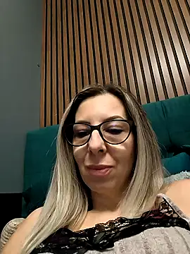 Snapshot of SukyGirl chatting on 12.27.24 SukyGirl online show from 12.27.24