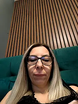 Snapshot of SukyGirl chatting on 12.27.24 SukyGirl online show from 12.27.24
