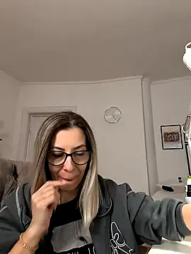 Snapshot of SukyGirl chatting on 12.28.24 SukyGirl online show from 12.28.24