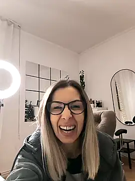Snapshot of SukyGirl chatting on 12.28.24 SukyGirl online show from 12.28.24