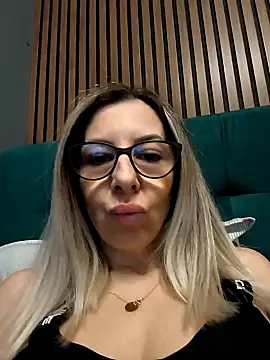Snapshot of SukyGirl chatting on 01.03.25 SukyGirl online show from 01.03.25