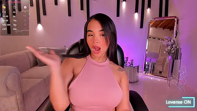 Snapshot of CarlaSmithX chatting on 09.22.25 CarlaSmithX online show from 09.22.25