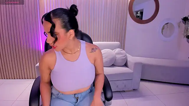 Snapshot of CarlaSmithX chatting on 10.16.25 CarlaSmithX online show from 10.16.25