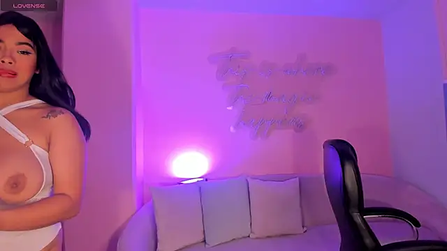 Snapshot of CarlaSmithX chatting on 10.21.25 CarlaSmithX online show from 10.21.25