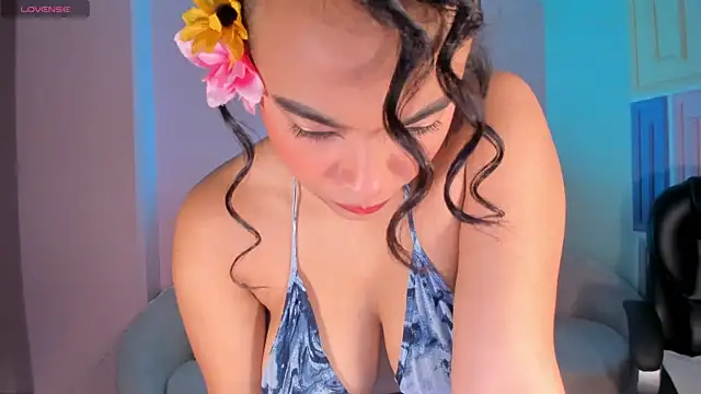 Snapshot of CarlaSmithX chatting on 10.24.25 CarlaSmithX online show from 10.24.25