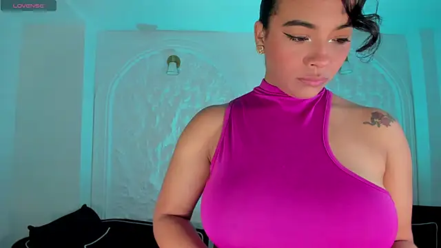 Snapshot of CarlaSmithX chatting on 10.25.25 CarlaSmithX online show from 10.25.25